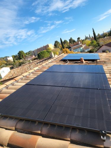Installation de panneaux photovoltaïques sur le toit d'une maison individuelle