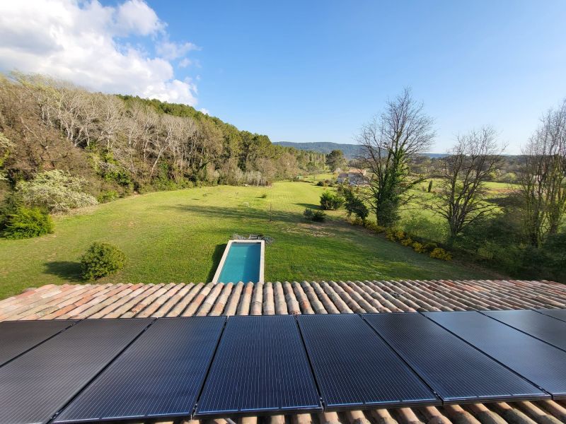Installation de panneaux solaires photovoltaïques sur toiture de maison individuelle